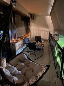 - un salon avec un canapé et une table dans l'établissement M&F Meteora Apartments #1, à Kalambaka