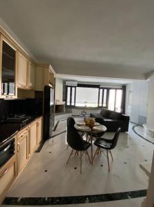 - une cuisine avec une table et des chaises dans la chambre dans l'établissement M&F Meteora Apartments #1, à Kalambaka