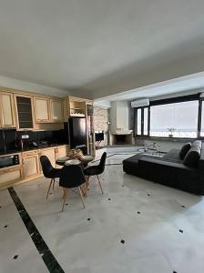 - un salon avec un canapé, une table et des chaises dans l'établissement M&F Meteora Apartments #1, à Kalambaka