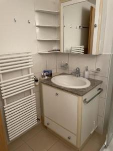 ein Bad mit einem Waschbecken und einem Spiegel in der Unterkunft Chesa Islas, Wohnng 11 in Pontresina