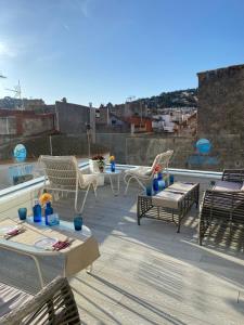 d'une terrasse sur le toit avec des tables et des chaises. dans l'établissement Mamma Mia Hotel Boutique - Only Adults, à Tossa de Mar