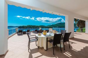 uma sala de jantar com vista para a água em Villa Vacanza Dubrovnik - Five Bedroom Villa with Private Sea Access em Dubrovnik
