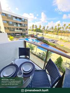 tavolo e sedie con vista sulla piscina di MANA BEACH EXPERIENCE by AFT Porto de Galinhas, Muro Alto a Porto De Galinhas