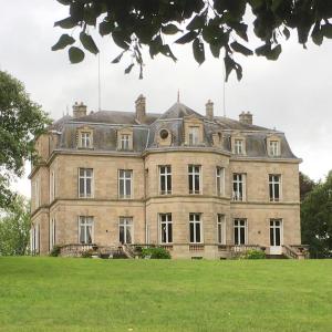 Chateau les Villettes في Saint-Just-le-Martel: منزل قديم على حقل عشبي