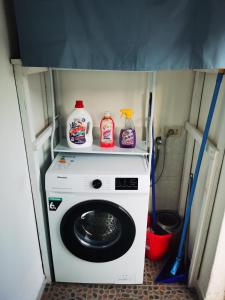 - un lave-linge et un sèche-linge dans une petite pièce dans l'établissement Appartamento Central, à Lipari