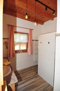ein Badezimmer mit einem Waschbecken und einer Arbeitsplatte in der Unterkunft Ferienwohnung Maria Erlsbacher in Sankt Veit in Defereggen