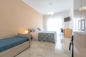 - une chambre avec un lit et une table dans l'établissement Mare Manu Appartamento, à Porto Cesareo