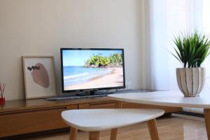 un monitor de ordenador sentado sobre una mesa en Apartamento Solêa, en Tarragona