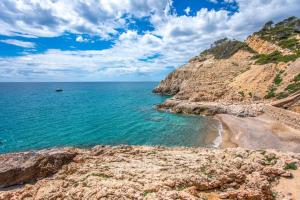 una playa rocosa con vistas al océano en Apartamento Solêa, en Tarragona