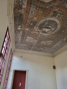 sufit w budynku z obrazem w obiekcie Uzès, au cœur du centre médiéval La Boussole d'Uzès, appartement de caractère du XVII -ème siècle w mieście Uzès +27 zdjęć