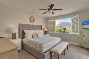 Schlafzimmer mit einem Bett, einem Deckenventilator und einem Fenster in der Unterkunft Paradise Village Resort 86 Private Hot Tub, Game System, Community Amenities, and more in Santa Clara + 90 Fotos