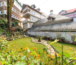 um jardim em frente a um edifício em Augusta Villa em Darjeeling