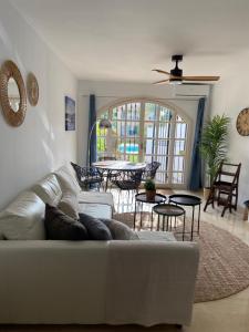 un soggiorno con divano bianco e tavolo di Casita Ziba a Cala de Finestrat