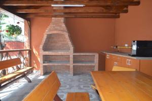 cocina con horno de ladrillo en una habitación en Pensiunea Savas, en Costinesti