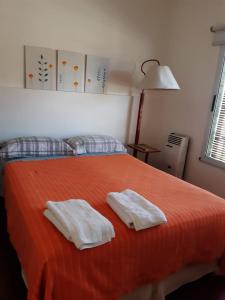 1 dormitorio con 1 cama con 2 toallas en Casita Deìa en San Pedro