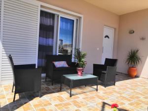 a living room with chairs and a table at Casa dei Fagioli in Psinthos