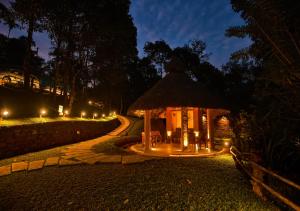einen Pavillon in der Nacht mit Licht in der Unterkunft Chembarathi Wayanad Boutique Resort in Vaduvanchal