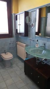 Koupelna v ubytování Casa Rural San Lorenzo + 11 fotografií