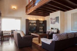 sala de estar amplia con sofás y TV en Casa Rural San Lorenzo, en Covaleda