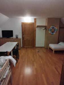 een woonkamer met een tafel, een bed en een deur bij Twój Azyl in Świdnik