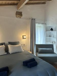 ein Schlafzimmer mit einem Bett mit zwei Kissen darauf in der Unterkunft CASA AZUL - jardin, calme, tennis in Nîmes