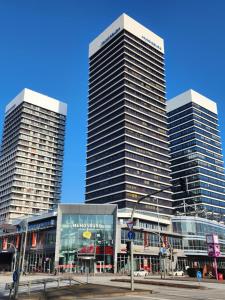drei hohe Gebäude in einer Stadt mit Straße in der Unterkunft Davin City Aparments - Self-Check-In in Hamburg