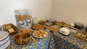 サン・ヴィート・ロ・カーポにあるHellas Makari B&Bの食べ物の盛り付けテーブル