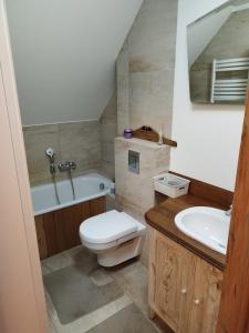 ein Badezimmer mit einem WC, einem Waschbecken und einer Badewanne in der Unterkunft Twój Azyl in Świdnik