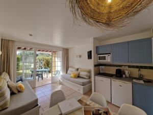 a kitchen and a living room with a table at Appartements au coeur du golf, proche du lac et vélodyssée in Biscarrosse