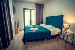 ein Schlafzimmer mit einem Bett mit einer grünen Decke in der Unterkunft Villa In Didveli in Bakuriani