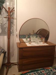 uma cómoda com um espelho em cima em Traditional house kalavarda Rhodes em Kalavárda
