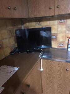 En tv och/eller ett underhållningssystem på Traditional house kalavarda Rhodes