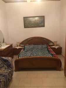 um quarto com uma cama de madeira num quarto em Traditional house kalavarda Rhodes em Kalavárda