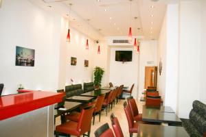 une salle à manger avec de longues tables et chaises dans l'établissement Cromwell International Hotel, à Londres