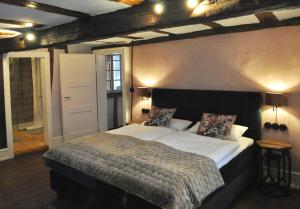 ein Schlafzimmer mit einem großen Bett in einem Zimmer in der Unterkunft Hofgarten Rosa in Ilbesheim