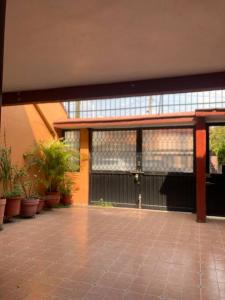 a building with a courtyard with potted plants at 7 camas 1 sofá cama, 20min Airport in Mexico City