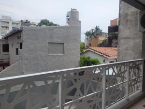 科連特斯的住宿－Depto. Céntrico III，从大楼的阳台上可欣赏到风景。