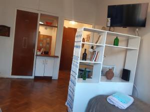 Sala de estar con estanterías blancas y TV en Departamernto centro ,Obelisco! en Buenos Aires