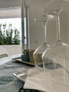 dos copas de vino vacías sentadas sobre una mesa en Seashell Guest House, en Torre Marino