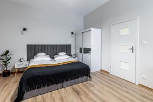 Posteľ alebo postele v izbe v ubytovaní BeeApartments Długosza 11