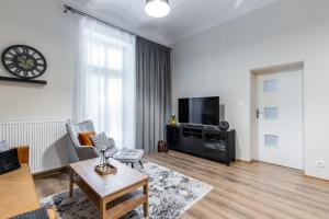 un soggiorno con divano e TV di BeeApartments Długosza 11 a Nowy Sącz