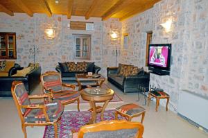 TV a/nebo společenská místnost v ubytování Smyros Resort