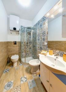 y baño con ducha, aseo y lavamanos. en casa Klaire Pozzuoli, en Pozzuoli