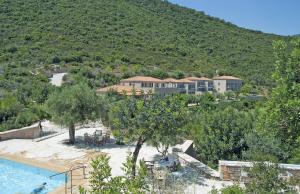 uma vista aérea de um resort com uma piscina em Smyros Resort em Poulithra