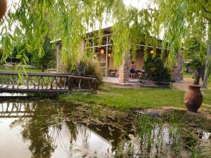 un edificio con un puente sobre un cuerpo de agua en Villa Bonita Cabañas y Suites en San Rafael