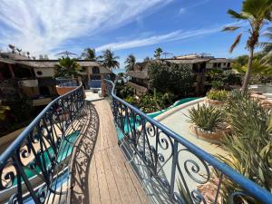 a walkway leading to a resort with palm trees and houses at Keur RAMYBĖ in Sali Nianiaral