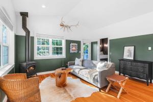 Ruang duduk di The Hammersley Luxury Waterfront Estate!