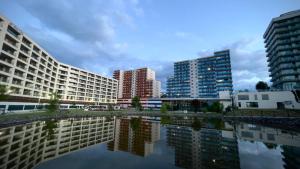 MM Residence في كلوي نابوكا: مدينة ذات مباني طويلة وجسم كبير من المياه