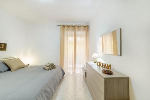 1 dormitorio con 1 cama y vestidor con espejo en casa Klaire Pozzuoli, en Pozzuoli