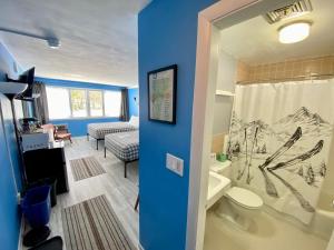 Koupelna v ubytování Snowdon Chalet Motel + 255 fotografií